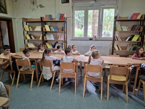Прваци одељења 1/3 упознали велику школску зграду и посетили библиотеку